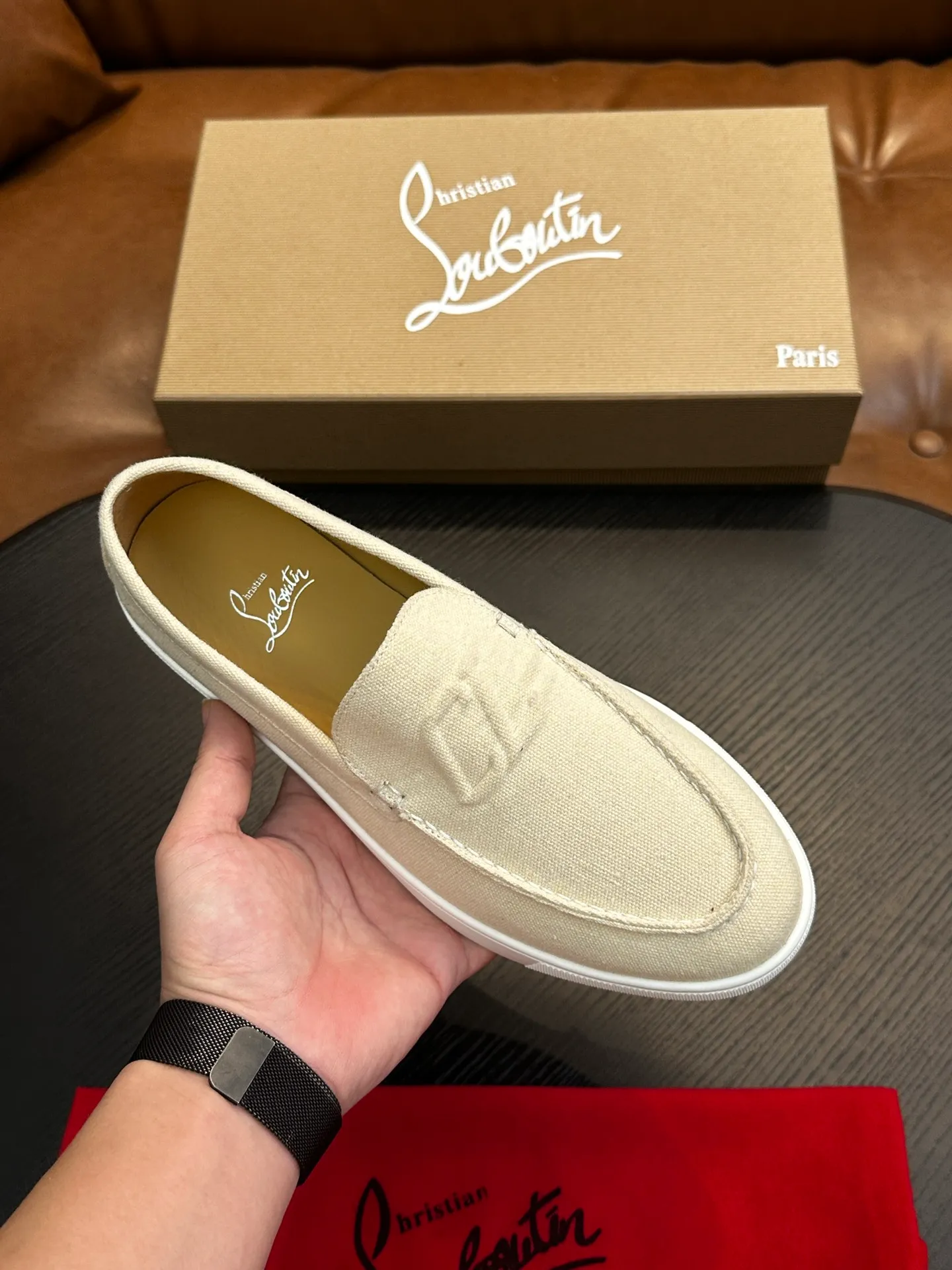 P760💰Christian Louboutin (red-soled shoes) Italian men’s casual sneakers are shipped! Each pair of shoes from this Italian handmade shoe brand has a simple and classic design, which is very comfortable and versatile! The upper fabric of this shoe is made of imported cowhide, with high-end and comfortable cowhide lining! The outsole is made of original rubber bottom sheets and is lined with cowhide! Brand-specific molded footbed, exclusive private mold control! Original box packaging, with shoe storage bag! 39 40 41 42 43 44 (38 45 46 customized)